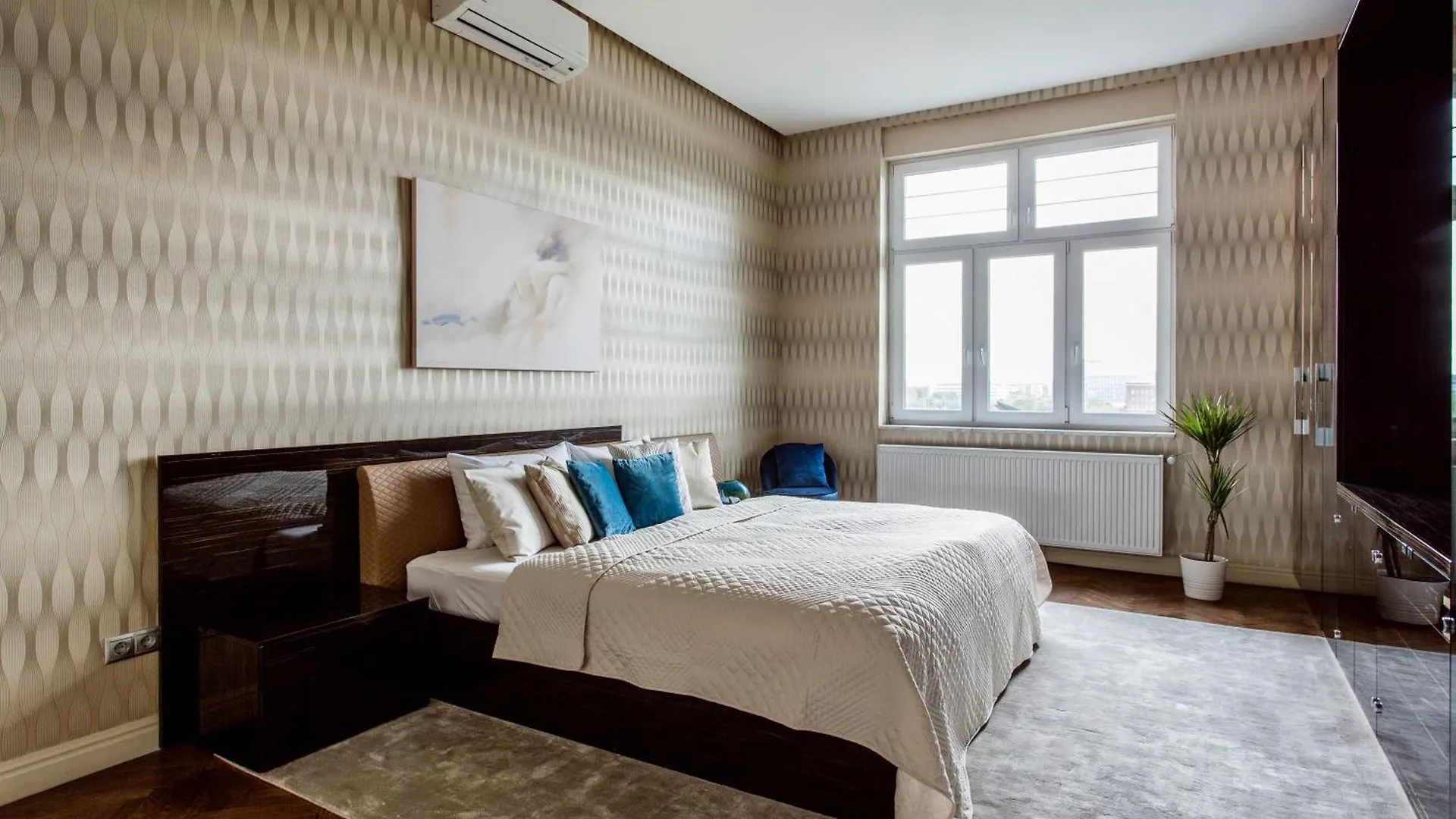 Luxurious Danubeside Apartment For 6 Budapest